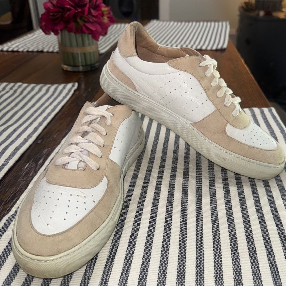 Boden Leather lightweight, breathable lace up trainers in khaki and white- sz 37